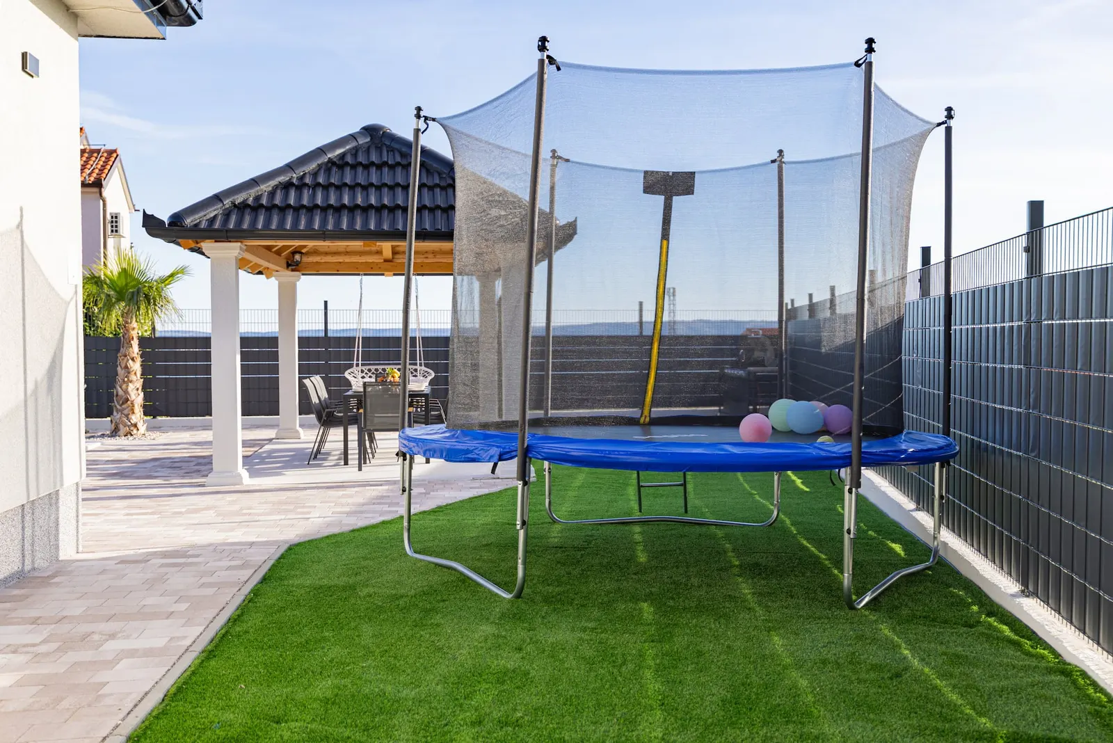 Trampolin i igralište