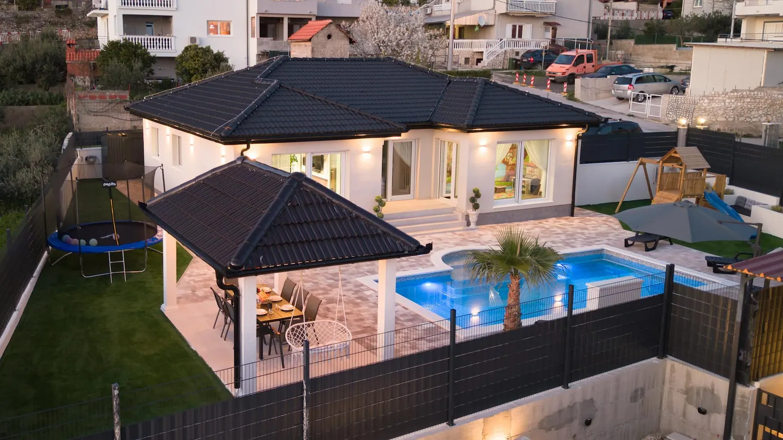 Paviljon s roštiljem i bazen